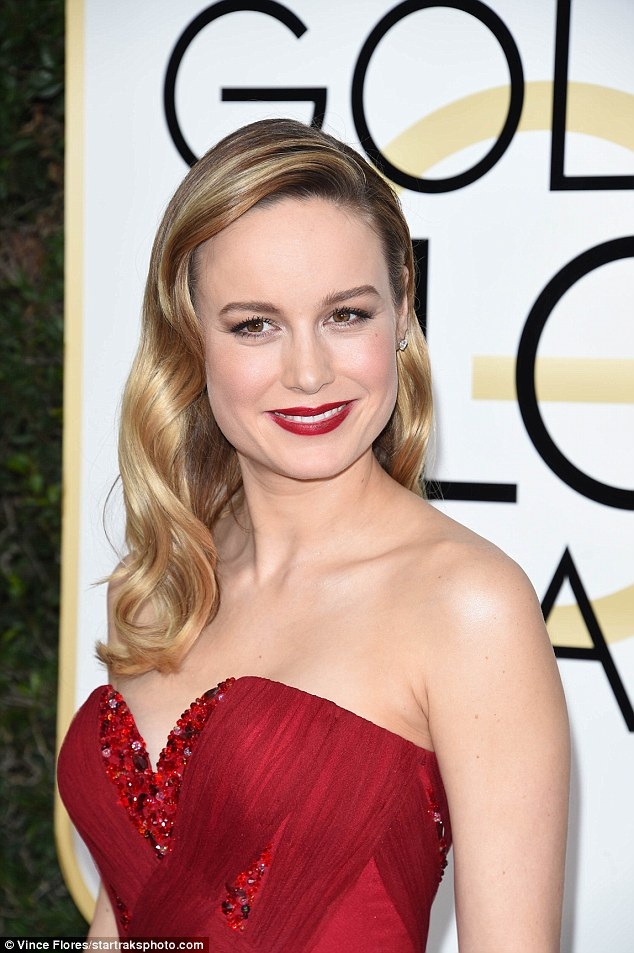 Những kiểu trang điểm - làm đẹp ấn tượng nhất trên thảm đỏ Quả Cầu Vàng - 6
Brie Larson diện váy đỏ và làm tóc cổ điển để tôn lên làn da trắng mịn