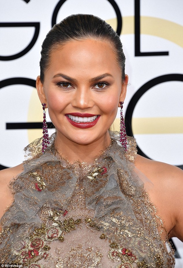Những kiểu trang điểm - làm đẹp ấn tượng nhất trên thảm đỏ Quả Cầu Vàng - 7
Chrissy Teigen đi đúng xu hướng về màu trang điểm
