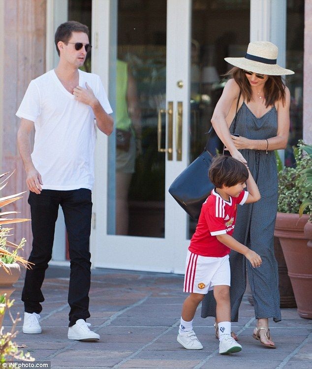 Miranda Kerr kết hôn với tỷ phú kém 7 tuổi - 6
Chân dài tới từ xứ chuột túi hạnh phúc nói thêm, bạn trai cô kết thân dễ dàng với con riêng của cô. Anh ấy còn trẻ nhưng hành xử và suy nghĩ như 1 người đàn ông 50 tuổi!