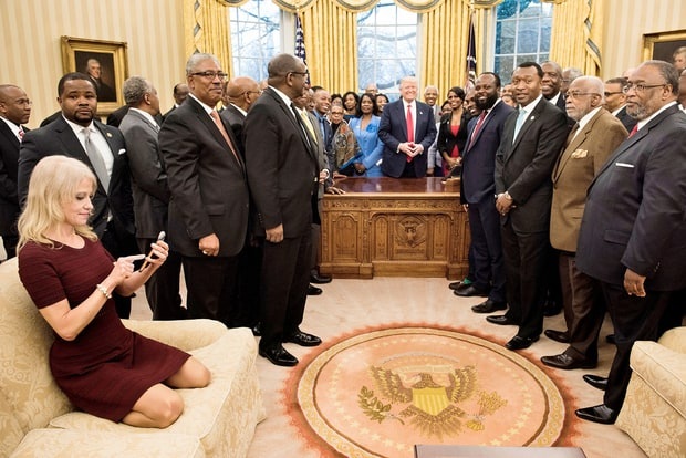 Nữ cố vấn của ông Trump hứng "bão" chỉ trích vì gác giày lên ghế giữa cuộc họp - 1
Bà Kellyany Conway được nhìn thấy thu chân và giày trên ghế sofa trong cuộc họp của Tổng thống Trump với lãnh đạo các tổ chức giáo dục hôm 27/2. (Ảnh: AFP)