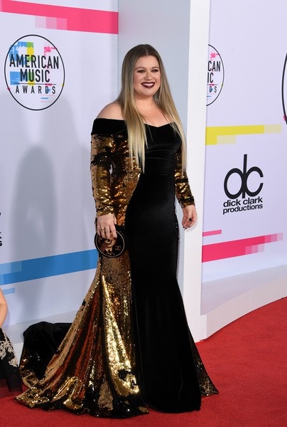 Người đẹp đọ dáng vóc tại lễ trao giải âm nhạc Mỹ - 24
Kelly Clarkson tự tin khoe dáng đầy đặn
