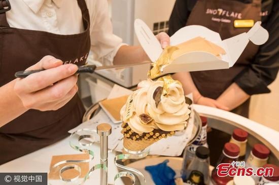 Món kem "sang chảnh" dát vàng 24 kara và kim cương - 2 Do làm từ nhiều nguyên liệu quý và người thợ mất nhiều thời gian để tạo nên một que kem nên giá thành của nó rất cao