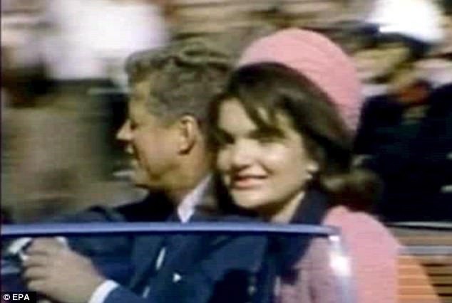 Bí ẩn cuộc gọi ngay trước vụ ám sát cựu Tổng thống Mỹ Kennedy - 1
Cựu Tổng thống Mỹ John F. Kennedy bị bắn khi đang ngồi trên xe cùng phu nhân ở thành phố Dallas, bang Texas ngày 22/11/1963. (Ảnh: EPA)