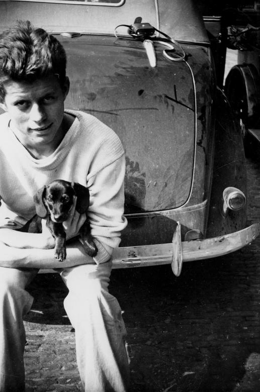 Cuộc đời cố Tổng thống Mỹ John F. Kennedy qua ảnh - 4 Hình ảnh của ông Kennedy trong chuyến đi tới châu Âu năm 1937.