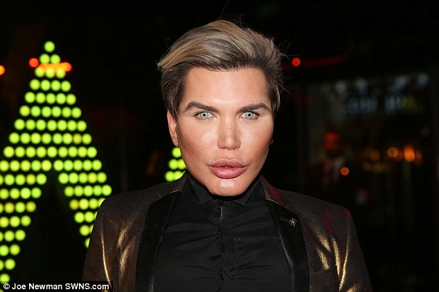 Chàng trai trải qua 50 ca làm đẹp để có gương mặt hoàn hảo - 1
Rodrigo Alves thu hút mọi sự chú ý khi rời khách sạn tại London ngày 7/2 vừa qua