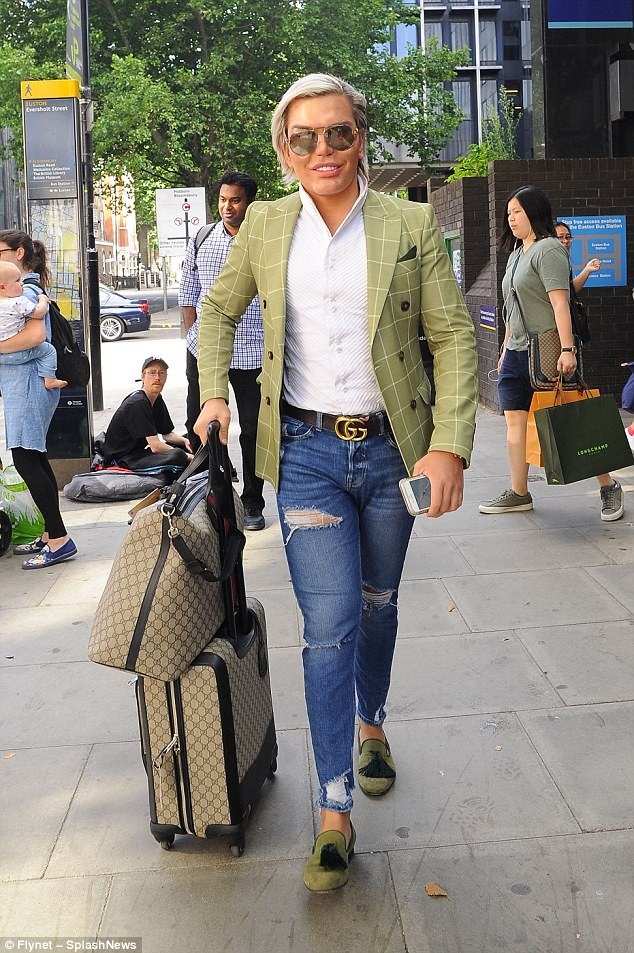 "Búp bê Ken" sành điệu ra phố - 1
Rodrigo Alves sải bước sành điệu trên đường phố London ngày 13/8 vừa qua