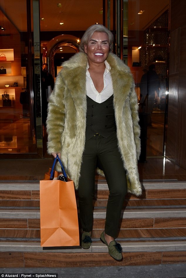 "Búp bê Ken" sành điệu đi mua sắm - 1
Rodrigo Alves sành điệu đi mua sắm tại London ngày 10/10 vừa qua