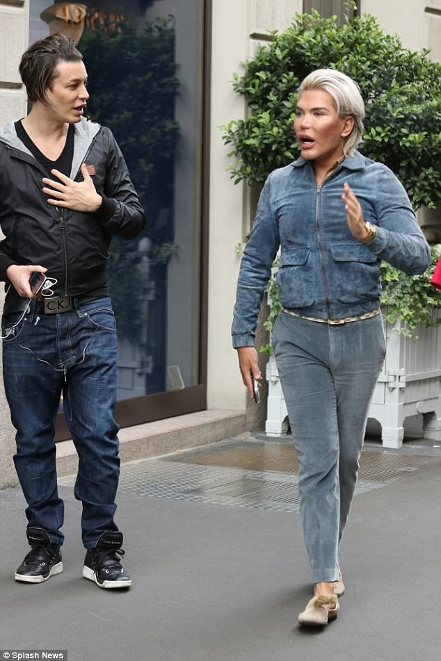 "Búp bê Ken" Rodrigo Alves cân nhắc việc chuyển giới - 2
Ngôi sao nghiện dao kéo cho biết, anh thà trở thành quý bà lớn tuổi sexy còn hơn là 1 ông già xấu xí
