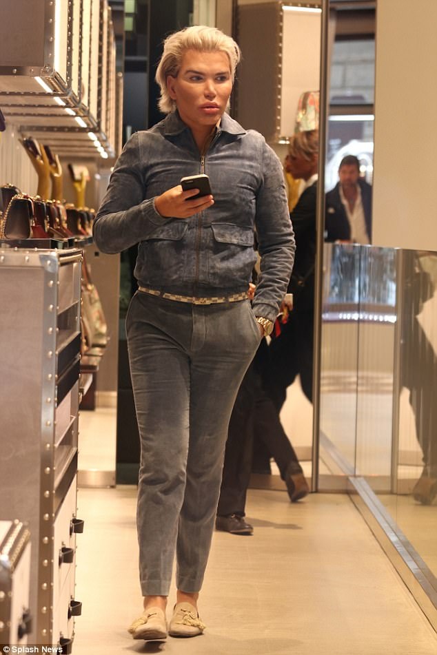 "Búp bê Ken" Rodrigo Alves cân nhắc việc chuyển giới - 3
Hình mẫu lý tưởng của Rodrigo Alves là Caitlyn Jenner - bố dượng cô Kim, người đã phẫu thuật chuyển giới khi cận kề tuổi 70