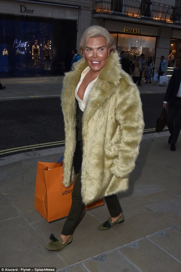 "Búp bê Ken" sành điệu đi mua sắm - 3
Rodrigo Alves phẫu thuật toàn thân gồm chỉnh mũi nhiều lần, sửa cằm, mắt, làm ngực 6 múi...