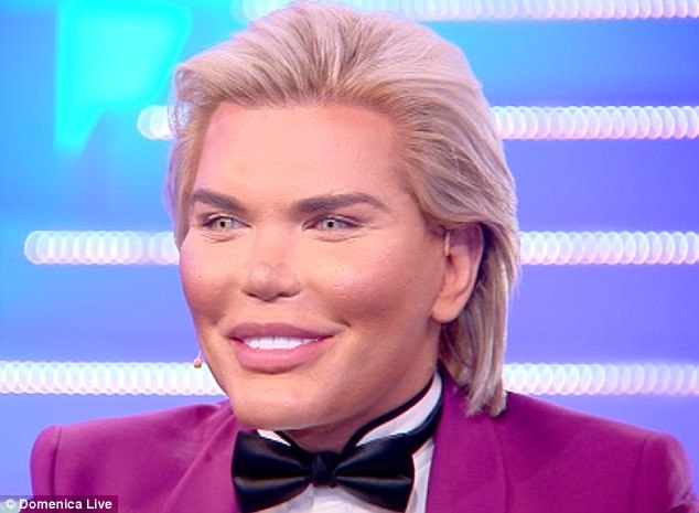 "Búp bê Ken" Rodrigo Alves cân nhắc việc chuyển giới - 4
Rodrigo đắt show phỏng vấn trong thời gian này và mới đây khi trả lời phỏng vấn trên truyền hình, anh chàng 34 tuổi này chia sẻ, hầu hết cơ thể anh là giả