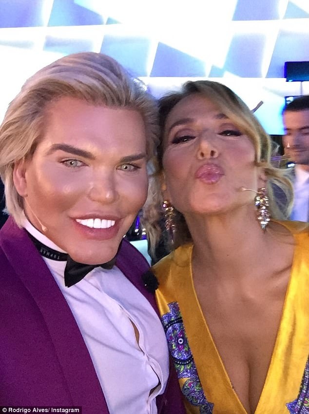 "Búp bê Ken" Rodrigo Alves cân nhắc việc chuyển giới - 6
Rodrigo từng trải qua hơn 60 ca phẫu thuật làm đẹp và chưa có ý định dừng lại. Tuy nhiên gần đây chàng búp bê lại quyết định sẽ giảm cân bằng cách tự nhiên là tập gym và ăn uống khoa học thay vì nhờ cậy tới dao kéo