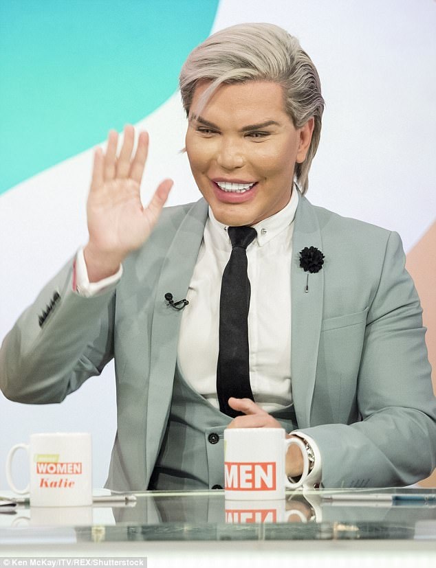 "Búp bê" Ken khoe thân hình dao kéo - 7
Rodrigo Alves vẫn nổi tiếng và đắt show phỏng vấn thời gian qua.