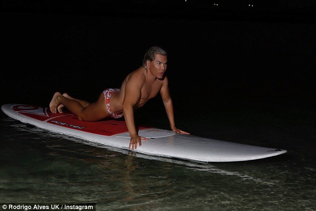 "Búp bê Ken" sành điệu đi mua sắm - 8
Rodrigo Alves nói gần đây anh quá bận rộn, không thể ở đâu được lâu. Ngoài ra anh cũng tiết lộ từng bị giữ rất lâu tại sân bay Dubai mà không thể nhập cảnh vì hình ảnh hiện tại quá khác ảnh trên hộ chiếu.