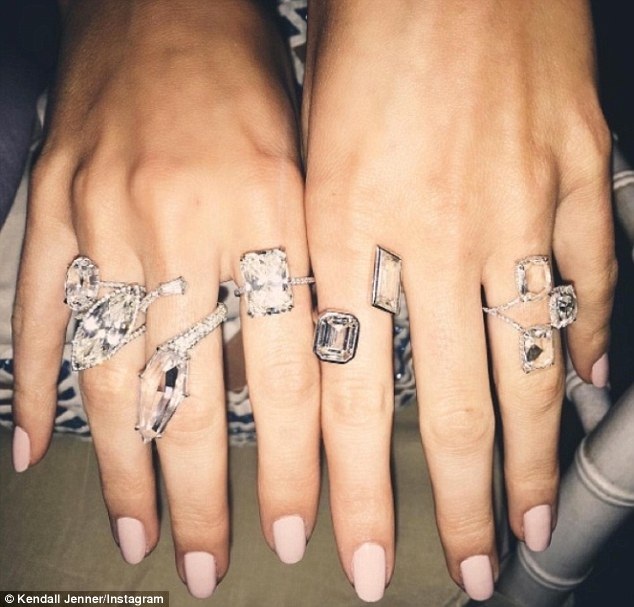 Điểm chung trong hàng loạt vụ trộm xảy ra tại nhà “sao” - 1 Kendall Jenner từng chụp ảnh khoe bàn tay đeo đầy trang sức đăng tải trên mạng xã hội.