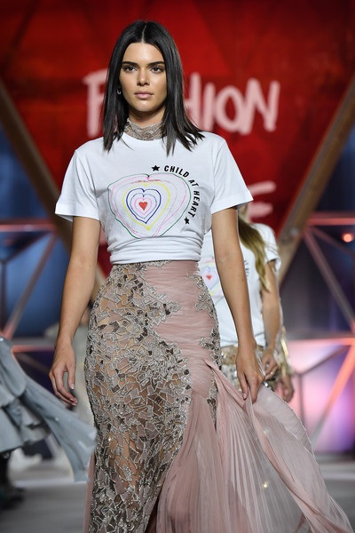 Bella Hadid đọ dáng bốc lửa với Kendall Jenner - 7
Cùng tham gia trình diễn còn có siêu mẫu Kendall Jenner