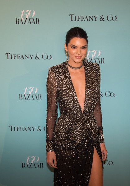 Chọn váy không khéo, Kendall Jenner già đi hàng chục tuổi - 1
Kendall Jenner dự sự kiện thời trang diễn ra tại New York ngày 19/4 vừa qua