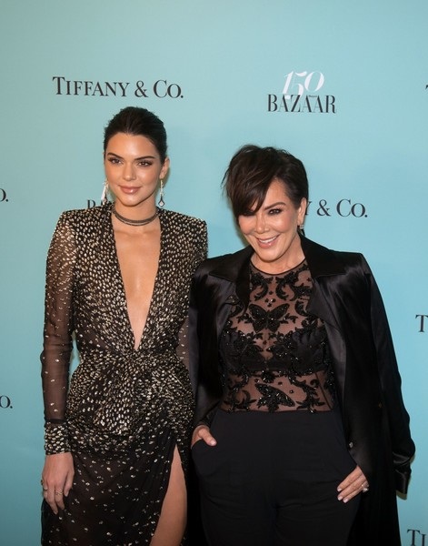 Chọn váy không khéo, Kendall Jenner già đi hàng chục tuổi - 2
Siêu mẫu 21 tuổi đi cùng mẹ - cũng là người quản lý của cô