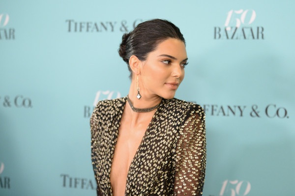 Chọn váy không khéo, Kendall Jenner già đi hàng chục tuổi - 3
Gương mặt quảng cáo của CK và Estee Lauder làm tóc búi, đeo hoa tai giọt lệ, diện bộ váy chấm bi kiểu dáng cổ điển