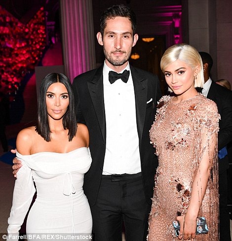 Kendall Jenner tình tứ bên bạn trai mới - 9
Chị em cô Kim luôn là tâm điểm thu hút sự chú ý trong mọi sự kiện họ tham gia.