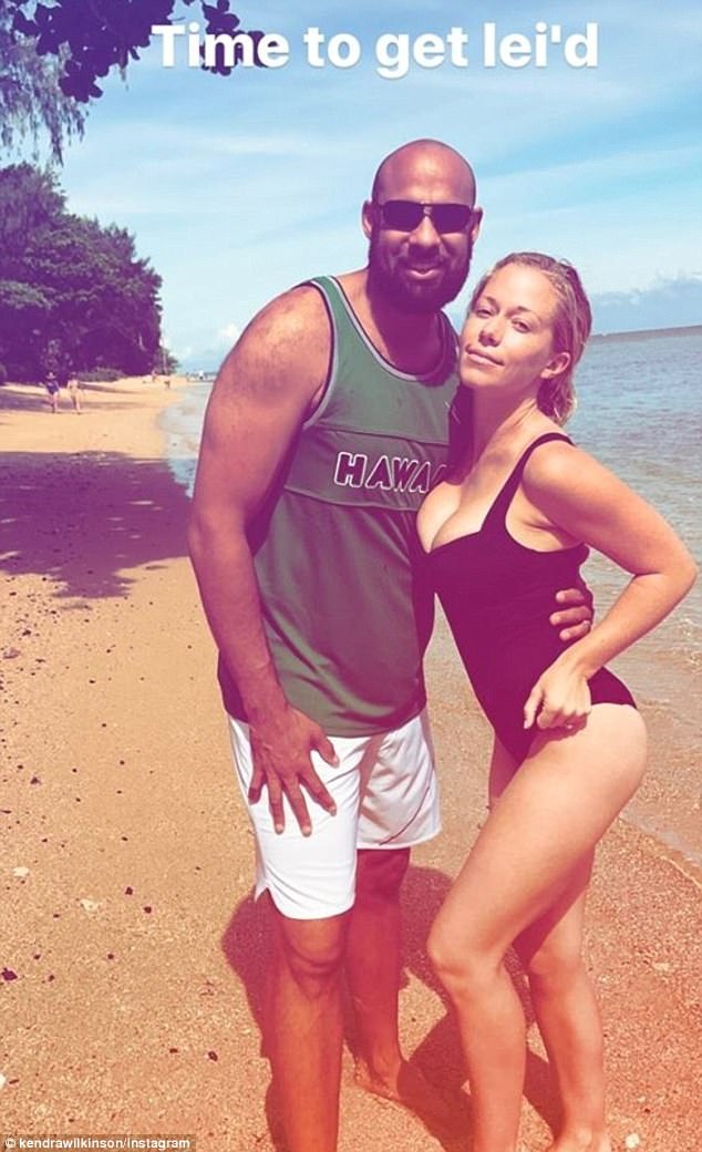 Cựu người mẫu Playboy hạnh phúc đi nghỉ cùng chồng con - 5
Kendra Wilkinson sau khi rời biệt thự Playboy đã rất thành công khi viết sách và thực hiện show truyền hình riêng về đời tư của mình