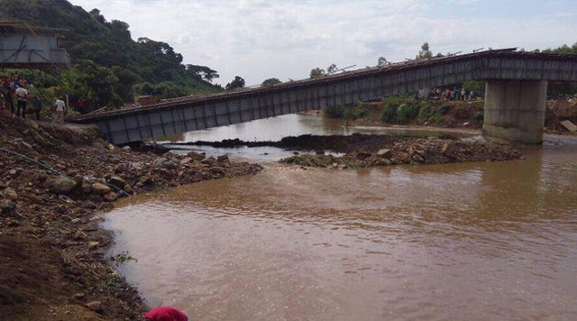 Cầu do Trung Quốc xây dựng chưa khánh thành đã sập ở Kenya - 2
Cầu bị sập khoảng 50m từ đầu cầu đến giữa thân cầu. (Nguồn: The Star)
