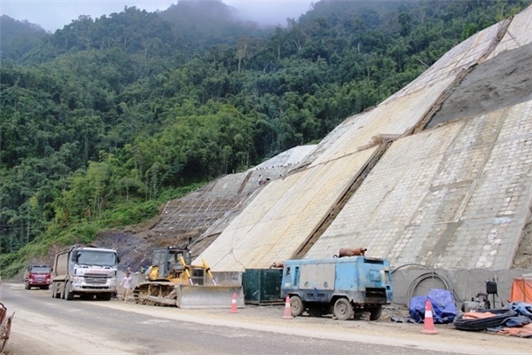 Lùm xùm dự án xây dựng Trụ sở Văn phòng Tỉnh ủy Hòa Bình - 2 Dự án kiên cố hóa khắc phục tình trạng sạt lở mái taluy đoạn Km78+300 đến km153, Quốc lộ 6 do Công ty Hoàng Sơn thực hiện (Ảnh: Báo Đầu tư).