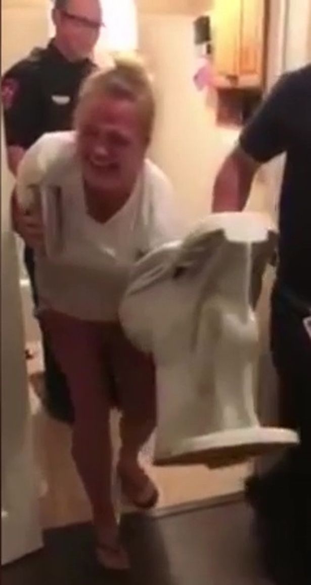 Giải cứu người phụ nữ bị kẹt tay trong... bồn cầu - 1 Giải cứu người phụ nữ bị kẹt tay trong... bồn cầu - 1