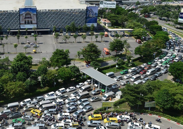 Chuyên gia hiến kế giải quyết "điểm nóng" Tân Sơn Nhất - 1 
Không chỉ khung giờ cao điểm, tình trạng kẹt xe cửa ngõ sân bay Tân Sơn Nhất diễn ra nghiêm trọng cả buổi trưa và ngày cuối tuần khiến người dân ám ảnh. (Ảnh: Đình Thảo)