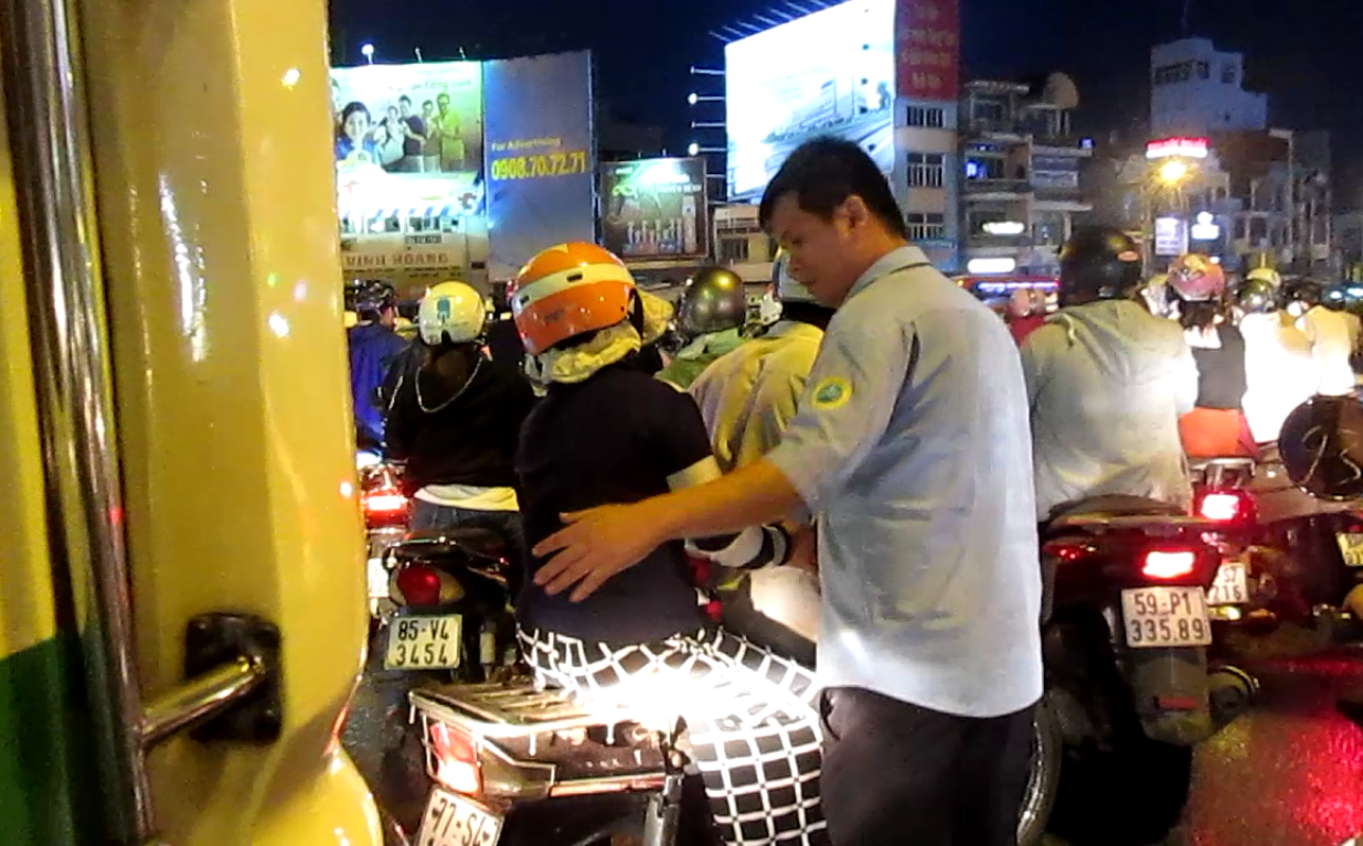 Hàng nghìn phương tiện “chết đứng” trong cơn mưa rả rích - 8