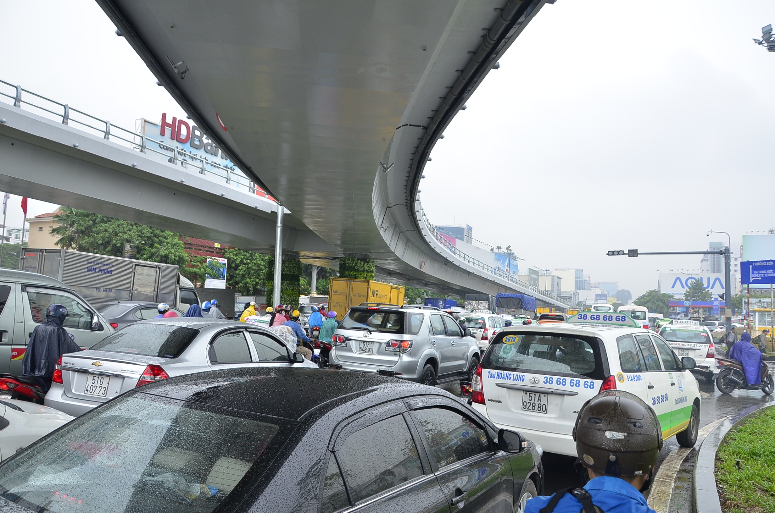 Có cầu vượt 240 tỷ, cửa ngõ Tân Sơn Nhất vẫn kẹt xe trầm trọng - 6 Có cầu vượt 240 tỷ, cửa ngõ Tân Sơn Nhất vẫn kẹt xe trầm trọng - 6