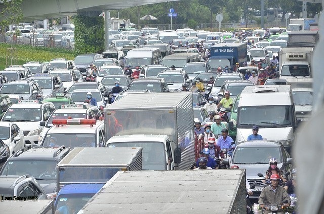 Đề xuất làm monorail “giải cứu” nạn kẹt xe ở Tân Sơn Nhất - 1 Tuyến đường xung quanh sân bay Tân Sơn Nhất thường xuyên ùn tắc (ảnh Đình Thảo)