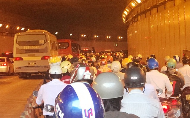 Nếu kẹt xe ở hầm sông Sài Gòn, ô tô phải "nhường" xe máy - 1 Kẹt xe ở hầm vượt sông Sài Gòn (ảnh Đ.L)