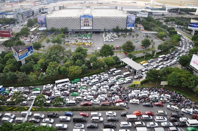 Trung chuyển hành khách từ công viên 23/9 vào Tân Sơn Nhất? - 1 Khu vực trước sân bay Tân Sơn Nhất thường xuyên rơi vào cảnh ùn tắc. Đây là một trong 2 điểm ùn tắc giao thông cực nóng của thành phố (ảnh Đình Thảo)
