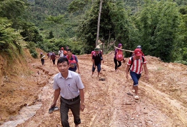 Hình ảnh xúc động về thầy cô giáo vùng cao xứ Nghệ - 3 Ban giám hiệu và các đồng nghiệp vượt đường rừng vào hỗ trợ giáo viên điểm trường Huồi Máy chuẩn bị cho năm học mới. Hàng năm, để giảm bớt khó khăn cho giáo viên và học sinh điểm trường này, nhà trường đều có những chương trình vận động sự đóng góp hỗ trợ từ các tổ chức, cá nhân. Do giao thông cách trở, các thầy cô giáo thay mặt các đoàn hảo tâm vận chuyển quần áo, sách vở, nhu yếu phẩm vào cho thầy trò điểm trường Huồi Máy