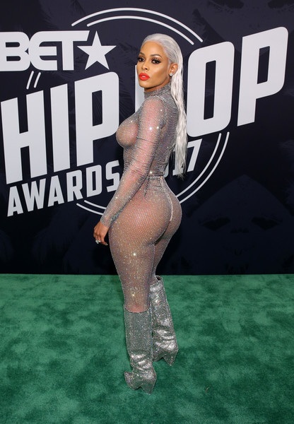 Người mẫu da màu gây sốc với trang phục hở bạo - 1
Hot girl trên mạng Instagram Keyshia Kaoir bốc lửa dự lễ trao giải BET Hip Hop diễn ra ngày 6/10 vừa qua tại Miami, Florida, Mỹ
