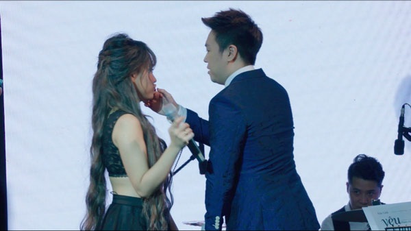 Lê Hiếu lau son môi khiến Khả Linh bối rối.