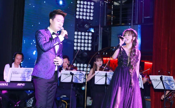 Lê Hiếu lau son môi cho Khả Linh trên sân khấu - 1