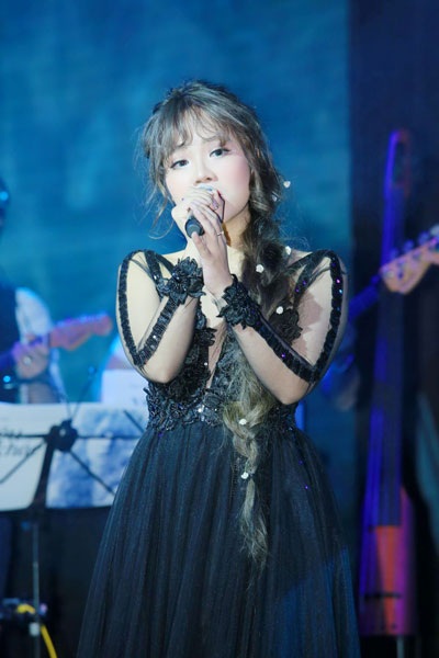 Lê Hiếu lau son môi cho Khả Linh trên sân khấu - 4