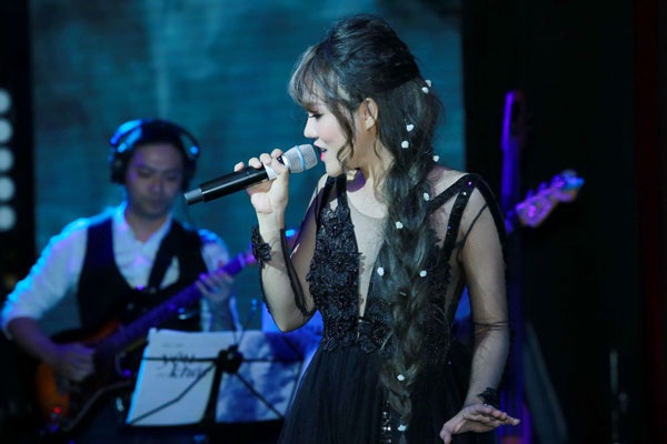 Lê Hiếu lau son môi cho Khả Linh trên sân khấu - 5