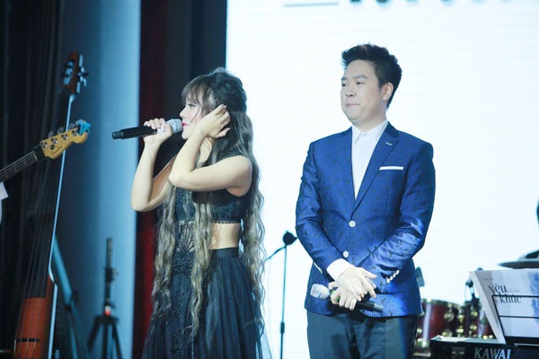 Lê Hiếu lau son môi cho Khả Linh trên sân khấu - 7