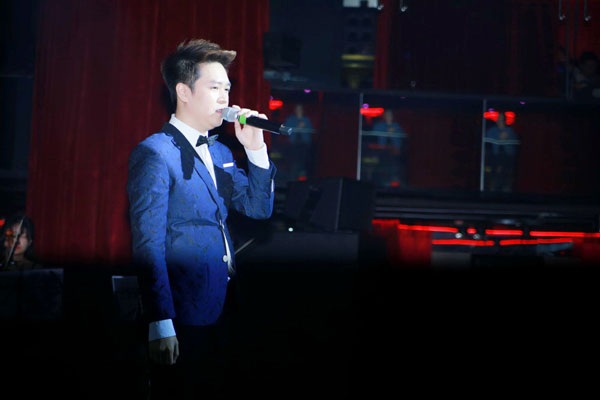 Lê Hiếu lau son môi cho Khả Linh trên sân khấu - 8