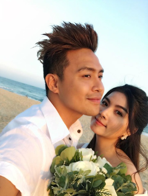 Kha Ly và ông xã Thanh Duy dự đám cưới lãng mạn của vợ chồng Nguyệt Ánh trên biển và bất ngờ cũng là kỷ niệm 1 năm ngày cưới của cặp đôi. Cô viết trên trang cá nhân: “Hôm nay có một sự trùng hợp ngẫu nhiên, ngày cưới bạn mình cũng là kỷ niệm một năm ngày cưới của hai vợ chồng mình! Hạnh phúc nhân đôi. Chúc mừng chúng ta nhé.