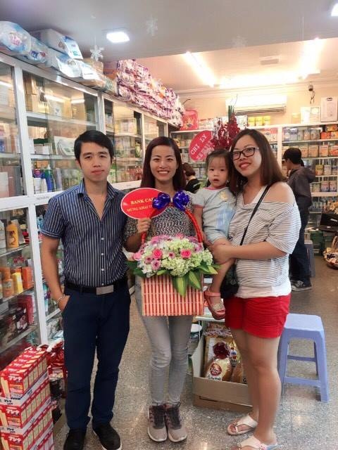 Gặp gỡ nữ chủ nhân “Vườn của bé”: Làm gì cũng từ cái tâm - 4 Chị Hài và khách hàng