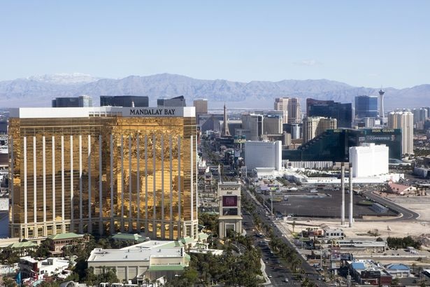 4 giả thuyết về động cơ gây án của kẻ tấn công ở Las Vegas - 3 Khách sạn Mandalay Bay nơi nghi phạm Paddock thuê phòng trên tầng 32 để thực hiện vụ xả súng ở Las Vegas (Ảnh: Getty)