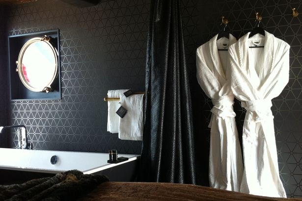 Khách sạn độc đáo “sang chảnh” được xây trong một chiếc cần cẩu - 3 Phòng tắm với vòi hoa sen lớn và tầm nhìn hướng về thành phố