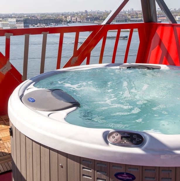 Khách sạn độc đáo “sang chảnh” được xây trong một chiếc cần cẩu - 5
Bể bơi trên tầng thượng của khách sạn.