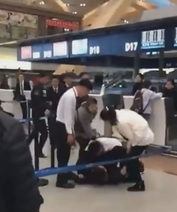 Khách Trung Quốc lao vào ẩu đả nhân viên sân bay khi chuyến bay bị hoãn - 1 Khách Trung Quốc tấn công nhân viên hàng không vì chuyến bay bị hoãn