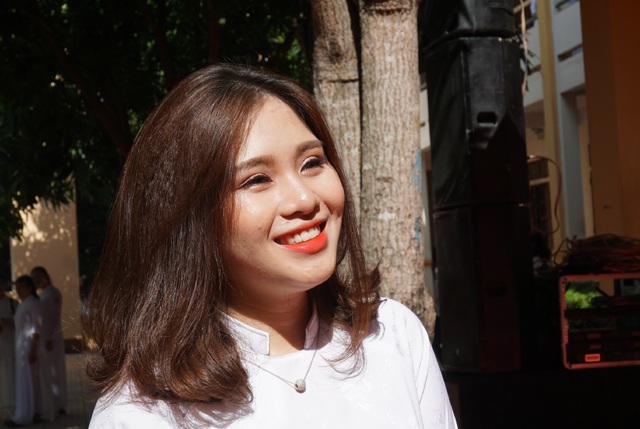 Bâng khuâng khai giảng cuối cùng trong đời học sinh - 1 Nụ cười rạng rỡ của nữ sinh Trường THPT Huỳnh Thúc Kháng trong ngày khai giảng