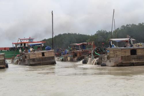 Nạo vét, khai khoáng trái phép trên sông có thể bị phạt 100 triệu đồng - 1 Khai thác cát trái phép trên sông, ảnh hưởng đến luồng hàng hải có thể bị phạt đến 100 triệu đồng (ảnh minh hoạ)